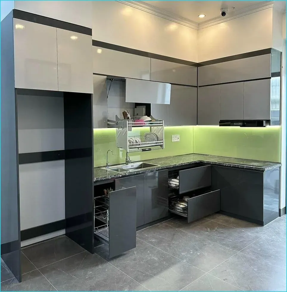 Báo giá thi công tủ bếp nhựa than tre cánh kính tại Đà Nẵng